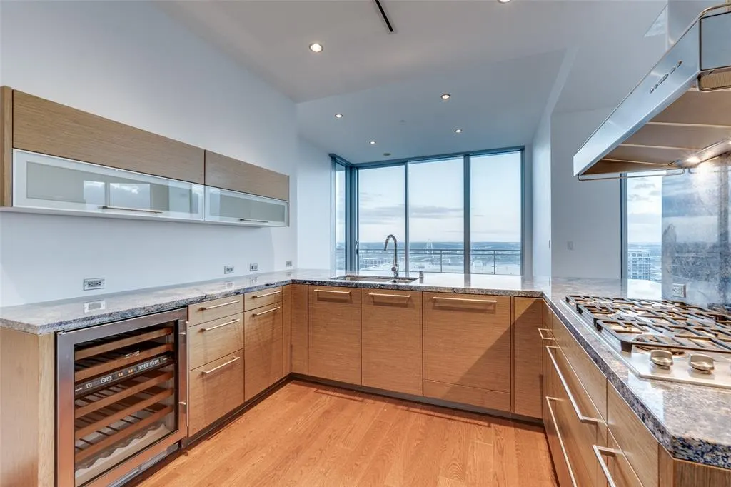 2900 Mckinnon Street, #2704