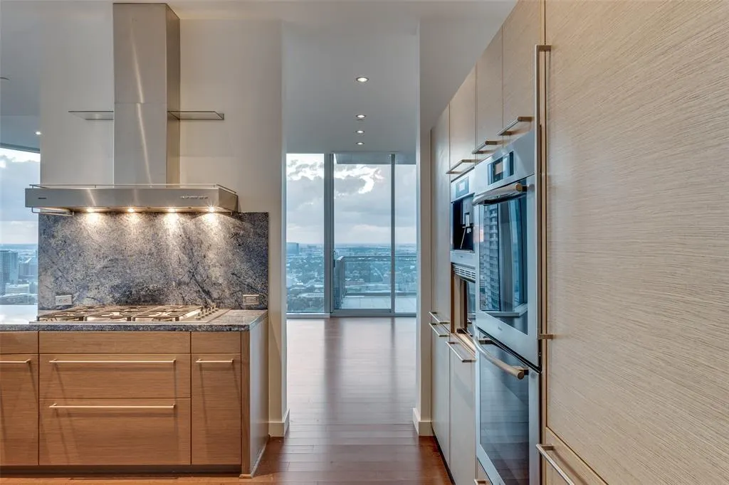 2900 Mckinnon Street, #2704