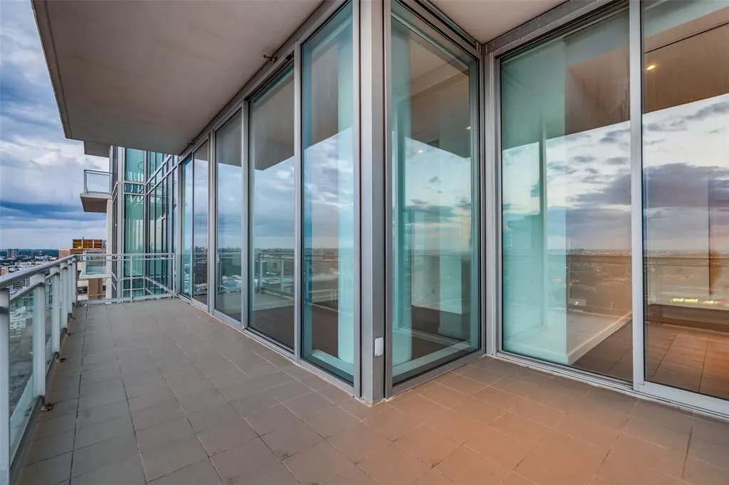 2900 Mckinnon Street, #2704