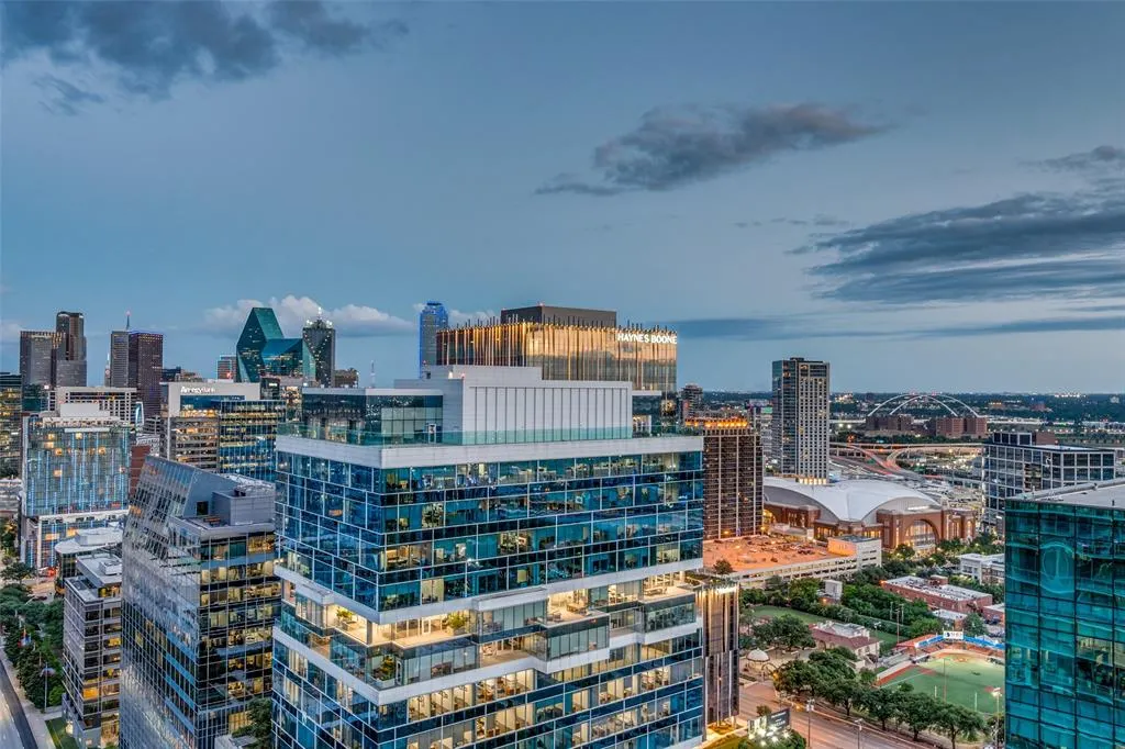 2900 Mckinnon Street, #2704