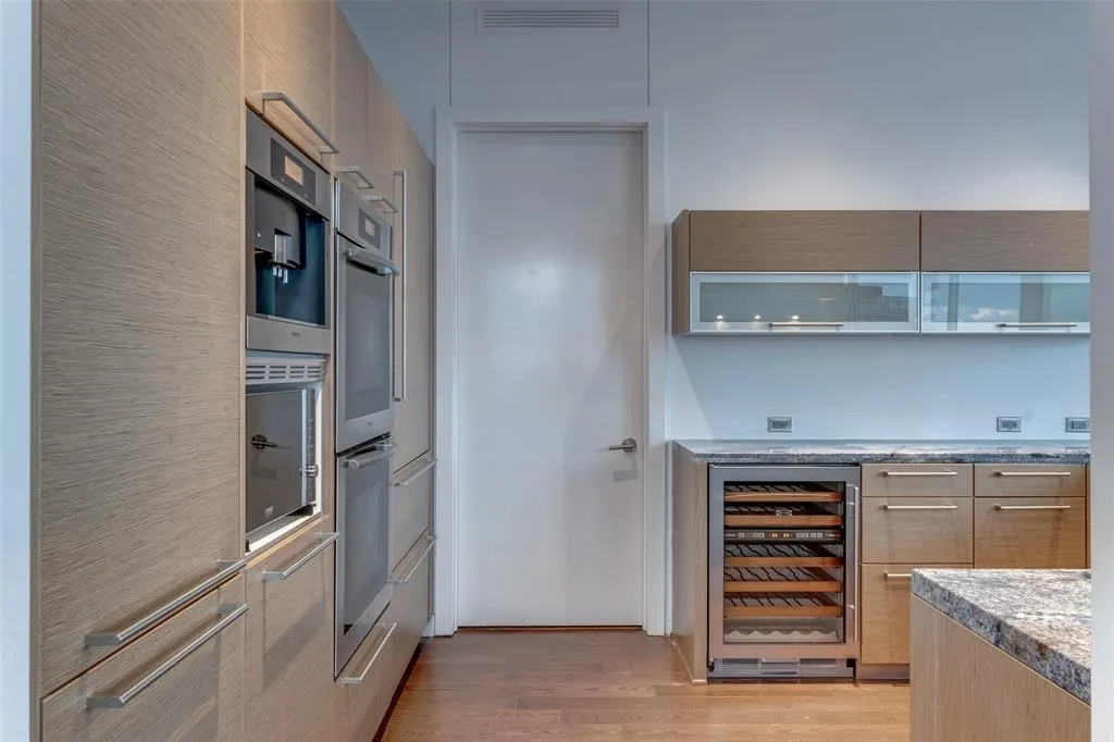 2900 Mckinnon Street, #2704