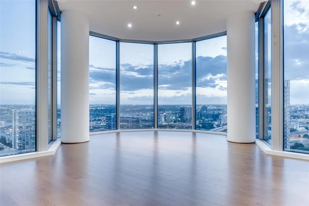 2900 Mckinnon Street, #2704