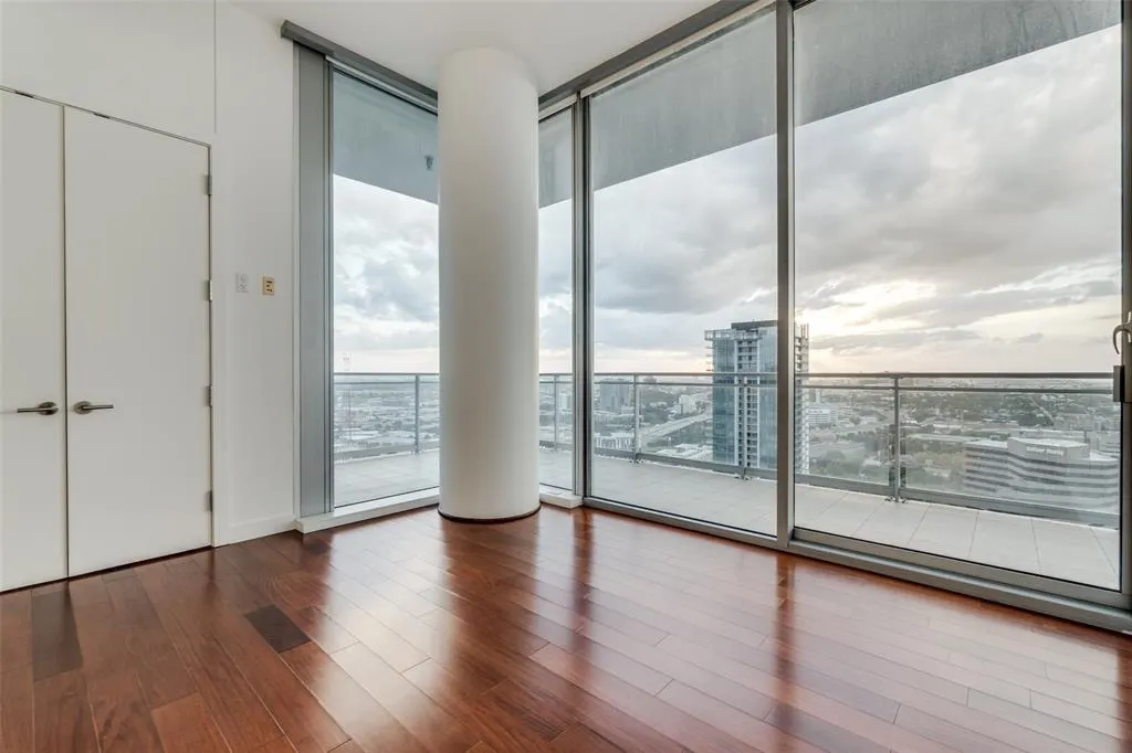 2900 Mckinnon Street, #2704