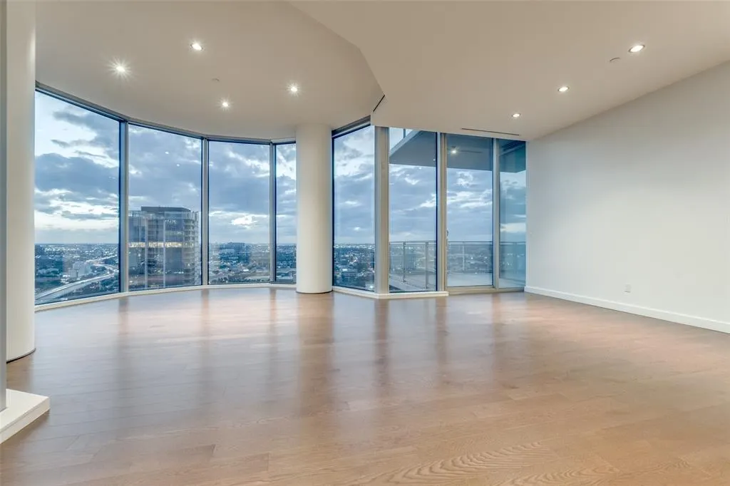 2900 Mckinnon Street, #2704