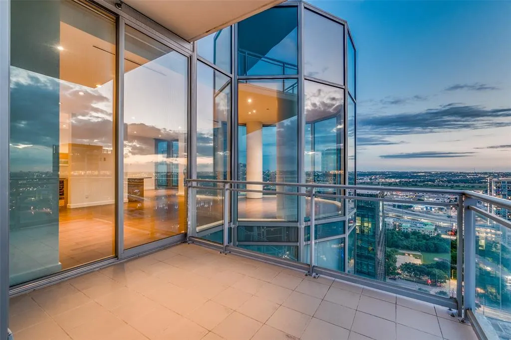 2900 Mckinnon Street, #2704