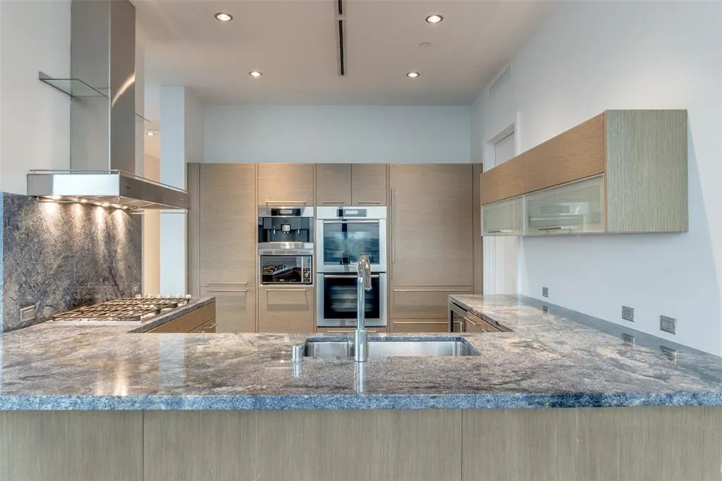 2900 Mckinnon Street, #2704