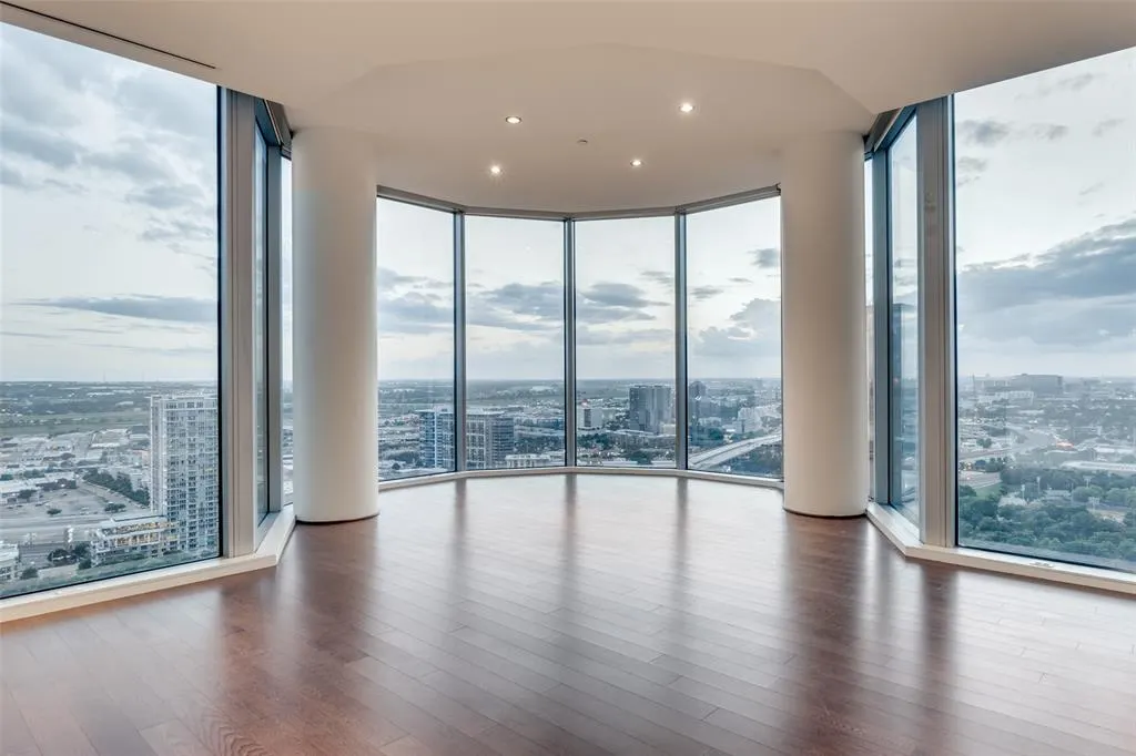 2900 Mckinnon Street, #2704