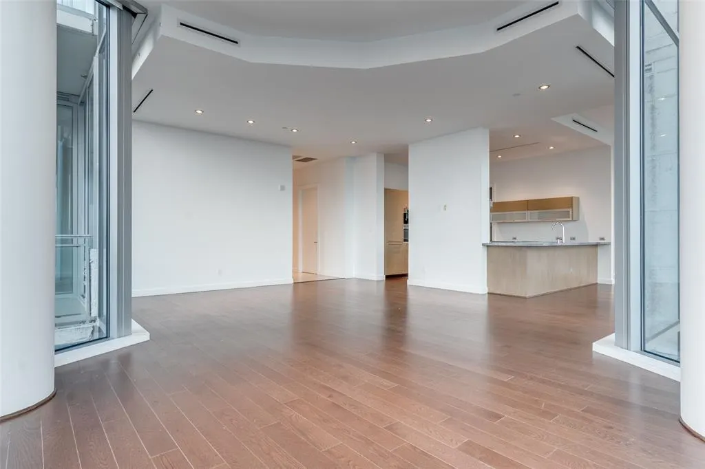 2900 Mckinnon Street, #2704