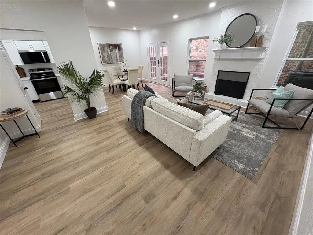 6772 E Northwest Highway