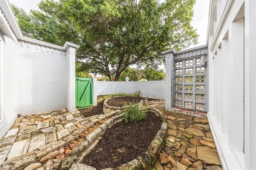 6954 Leameadow Drive