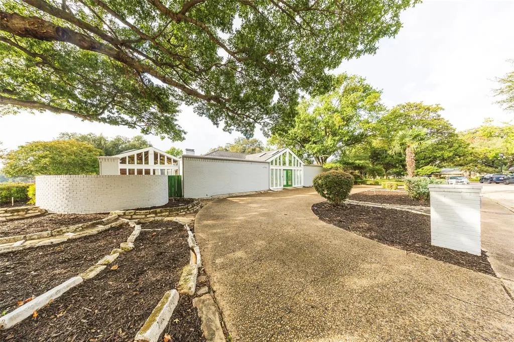 6954 Leameadow Drive