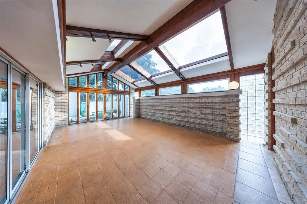 6954 Leameadow Drive