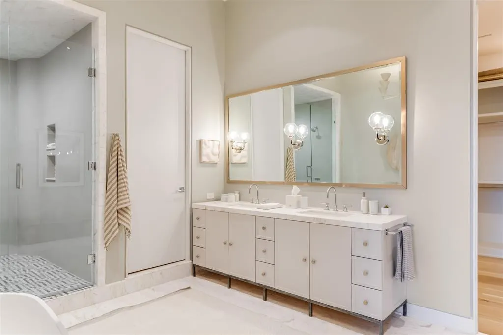 2430 Victory Park Lane, #3204