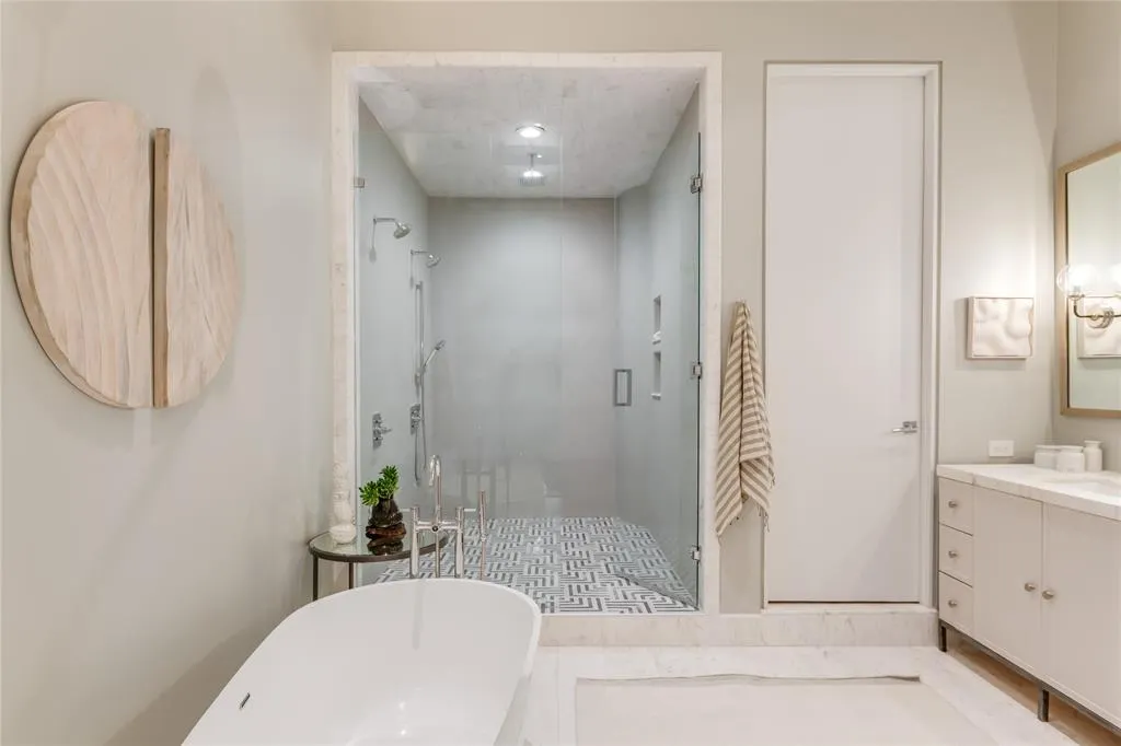 2430 Victory Park Lane, #3204