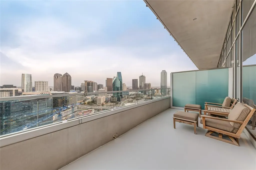 2430 Victory Park Lane, #3204