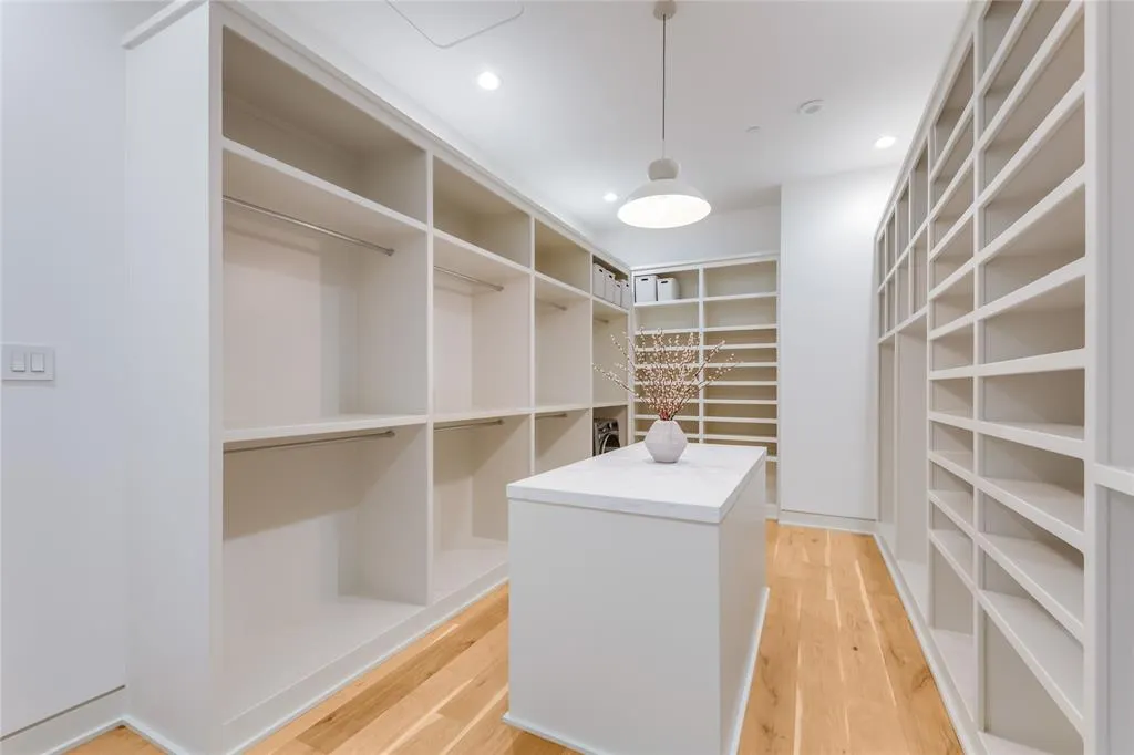 2430 Victory Park Lane, #3204