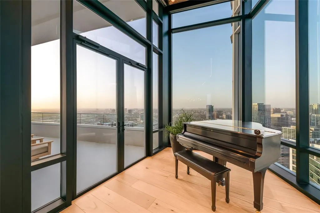 2430 Victory Park Lane, #3204