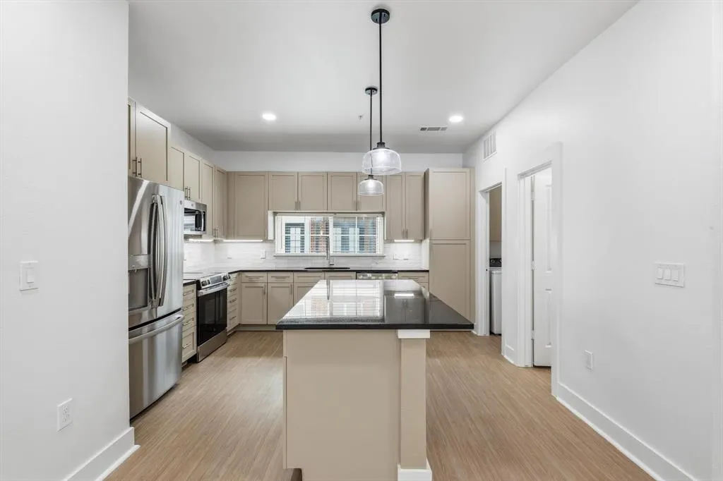 4110 Fairmount Street, #1004