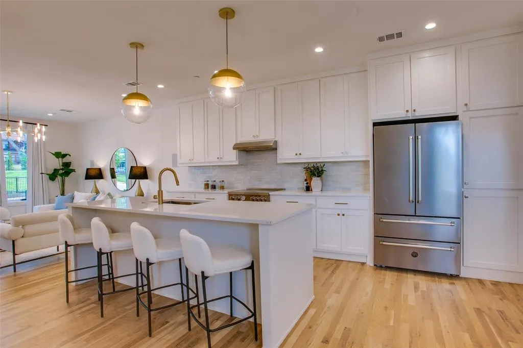 7207 Gaston Avenue, #2003