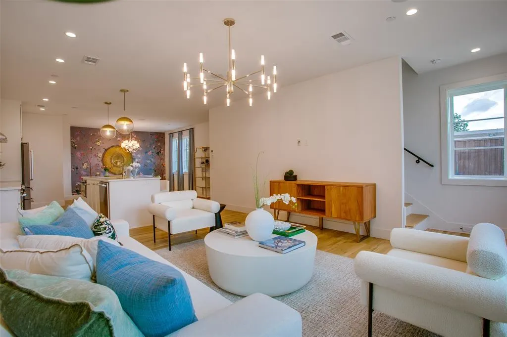 7207 Gaston Avenue, #2003