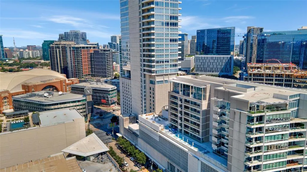 2408 Victory Park Lane, #832