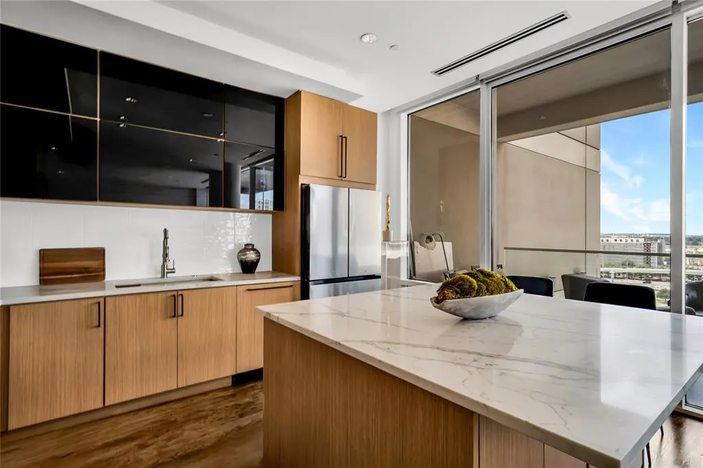 2408 Victory Park Lane, #832