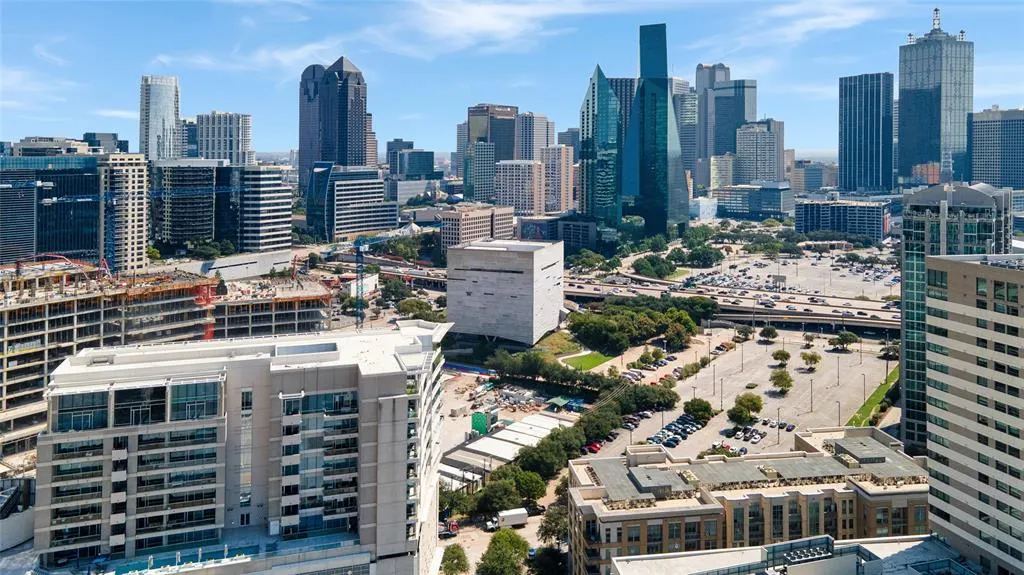 2408 Victory Park Lane, #832