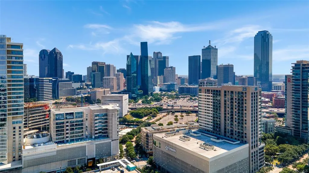 2408 Victory Park Lane, #832