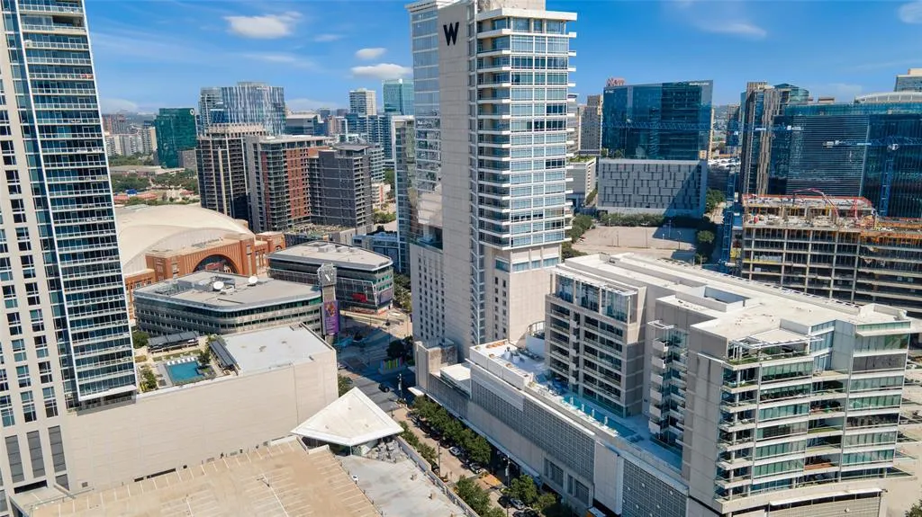 2408 Victory Park Lane, #832