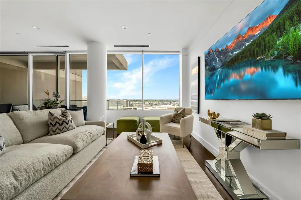 2408 Victory Park Lane, #832