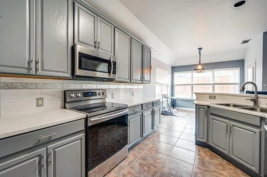 1004 Broken Spoke Drive