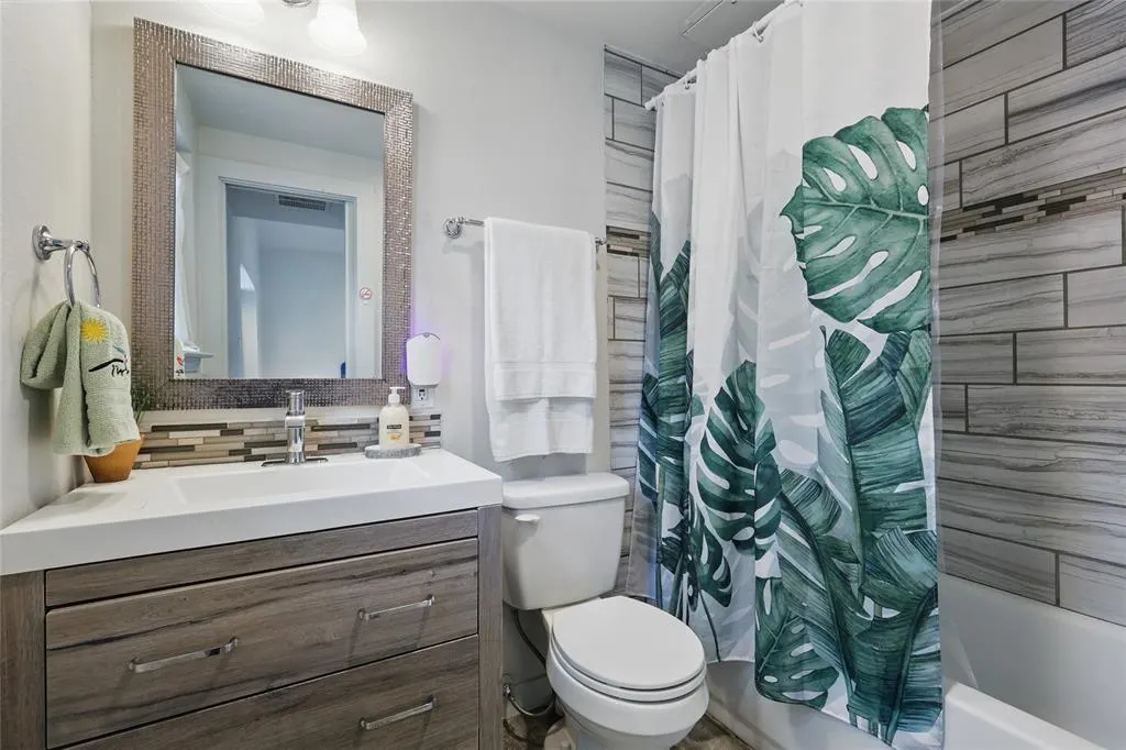 5963 Ross Avenue, #202