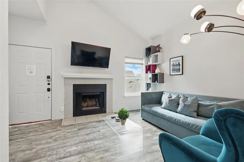 5963 Ross Avenue, #202