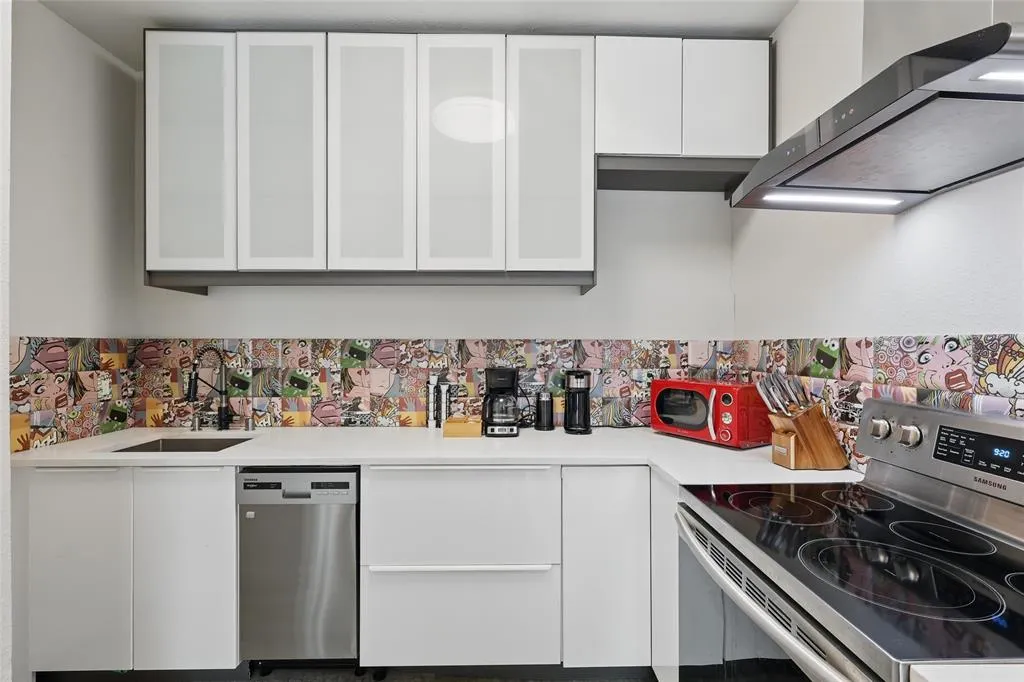 5963 Ross Avenue, #202