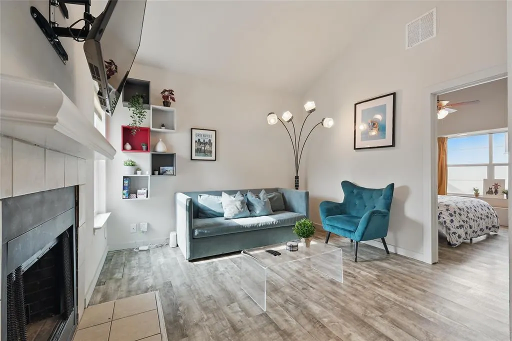 5963 Ross Avenue, #202