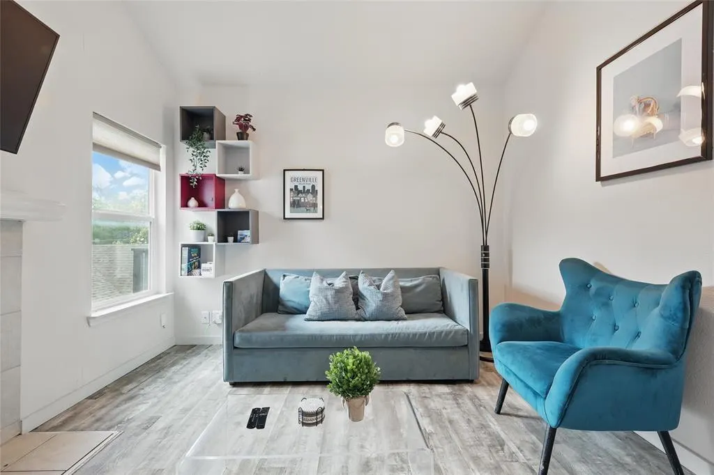 5963 Ross Avenue, #202