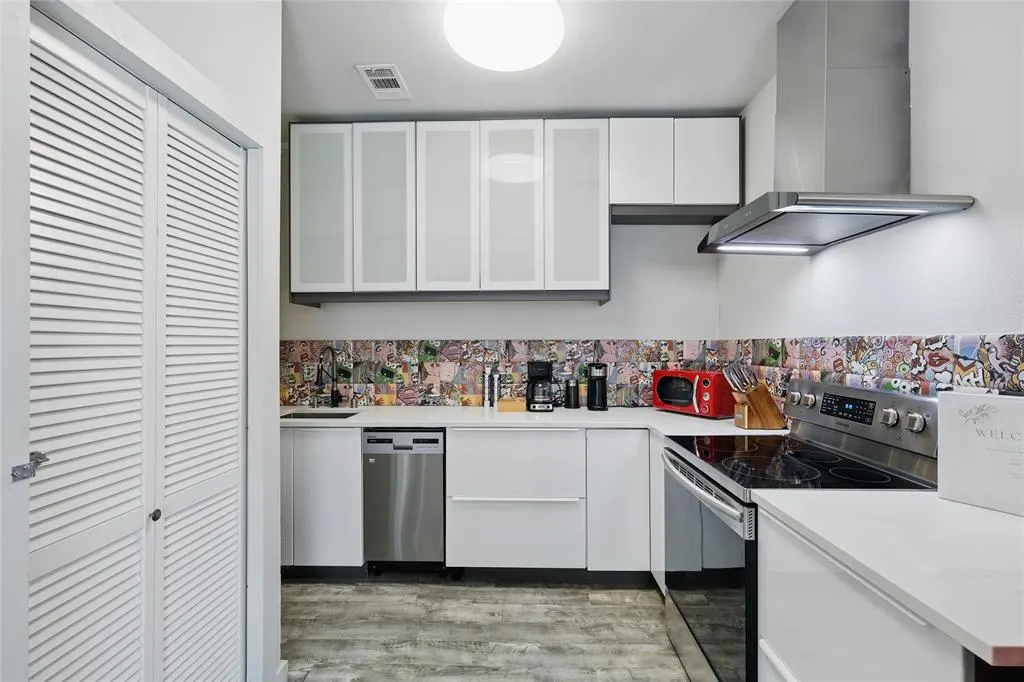 5963 Ross Avenue, #202