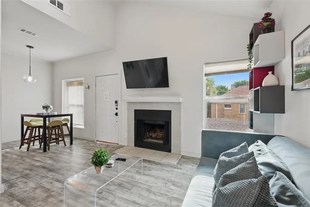 5963 Ross Avenue, #202