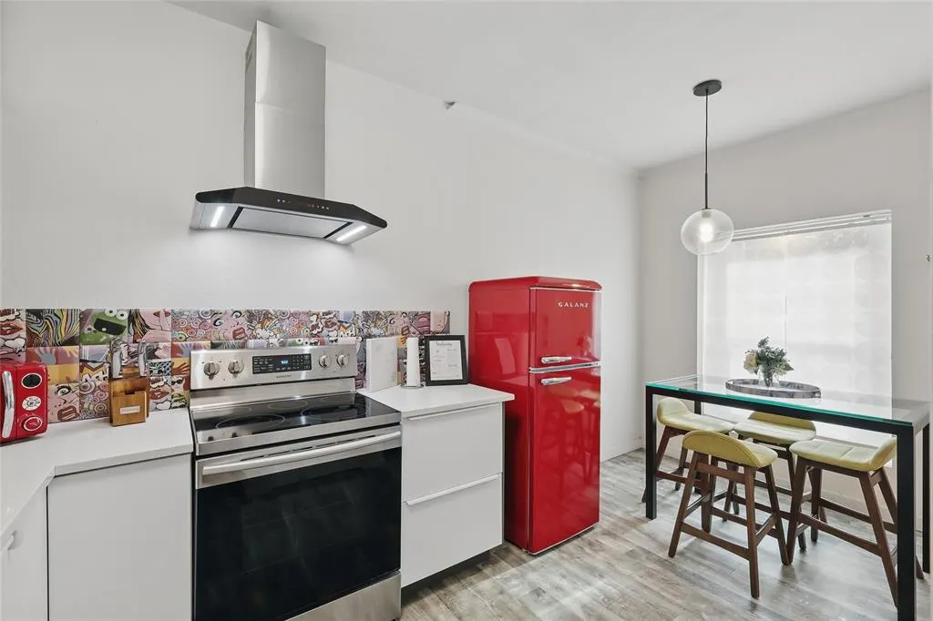 5963 Ross Avenue, #202