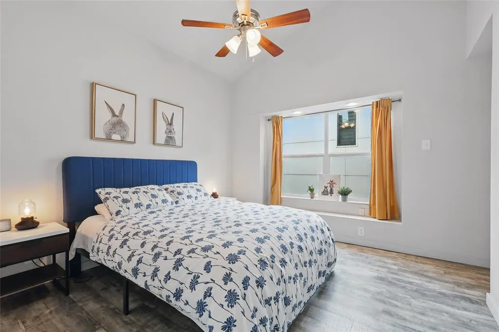 5963 Ross Avenue, #202