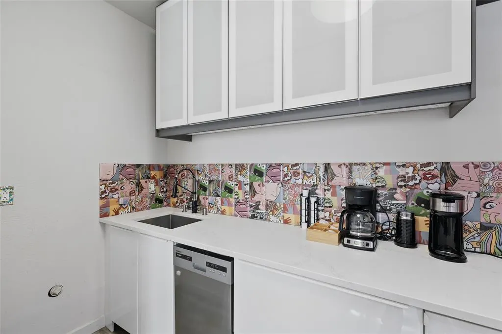 5963 Ross Avenue, #202