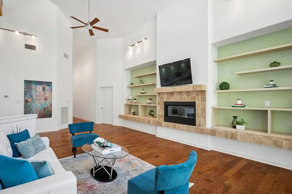 8702 San Fernando Way