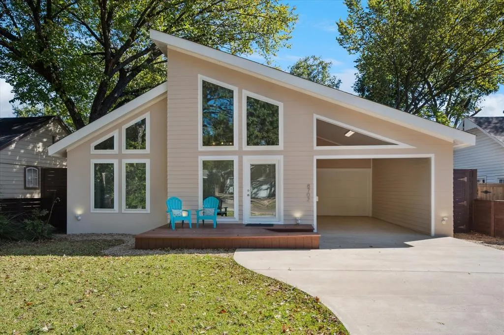 8702 San Fernando Way