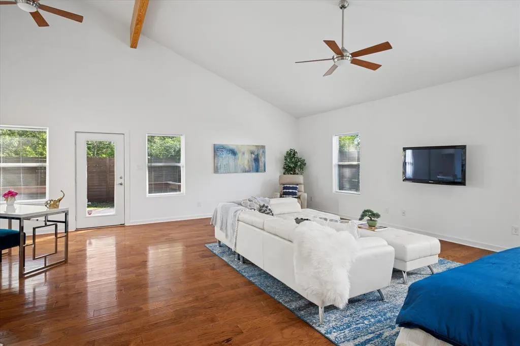 8702 San Fernando Way