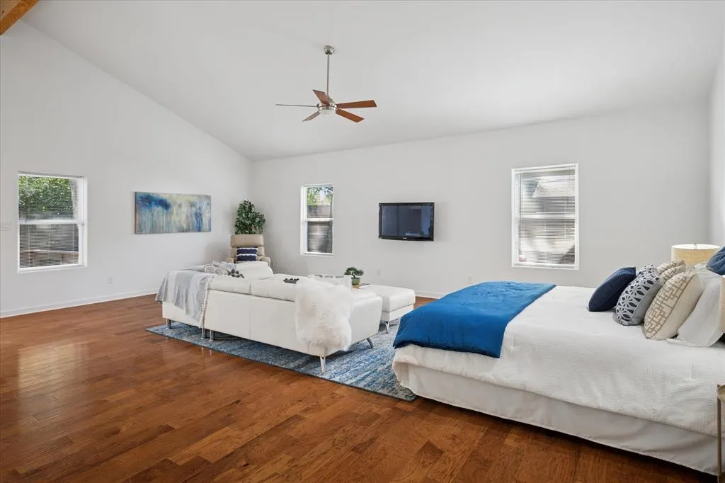 8702 San Fernando Way