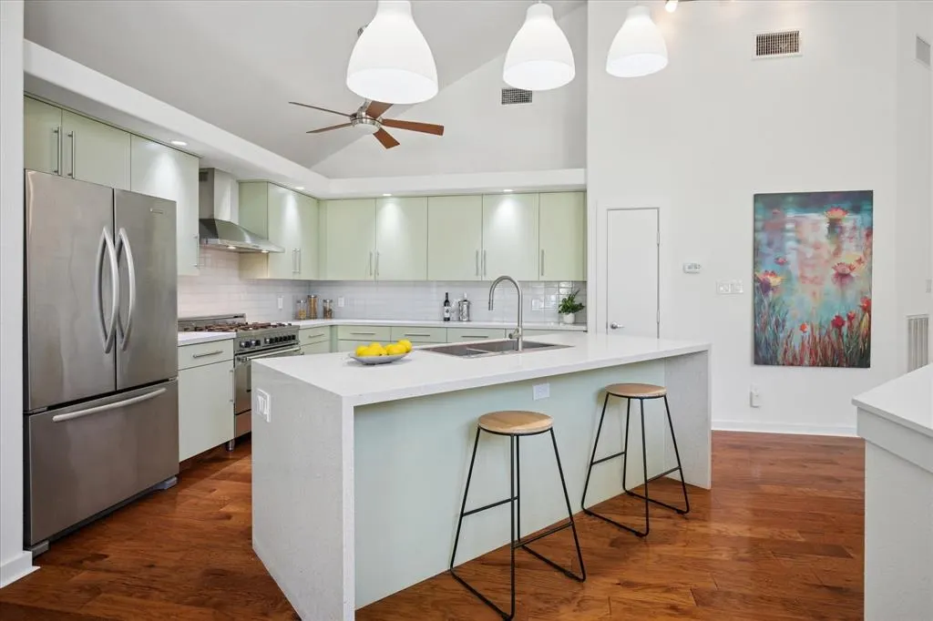 8702 San Fernando Way