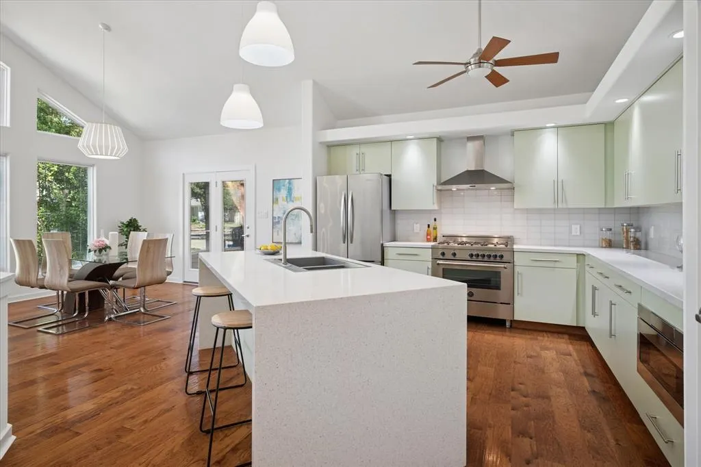 8702 San Fernando Way