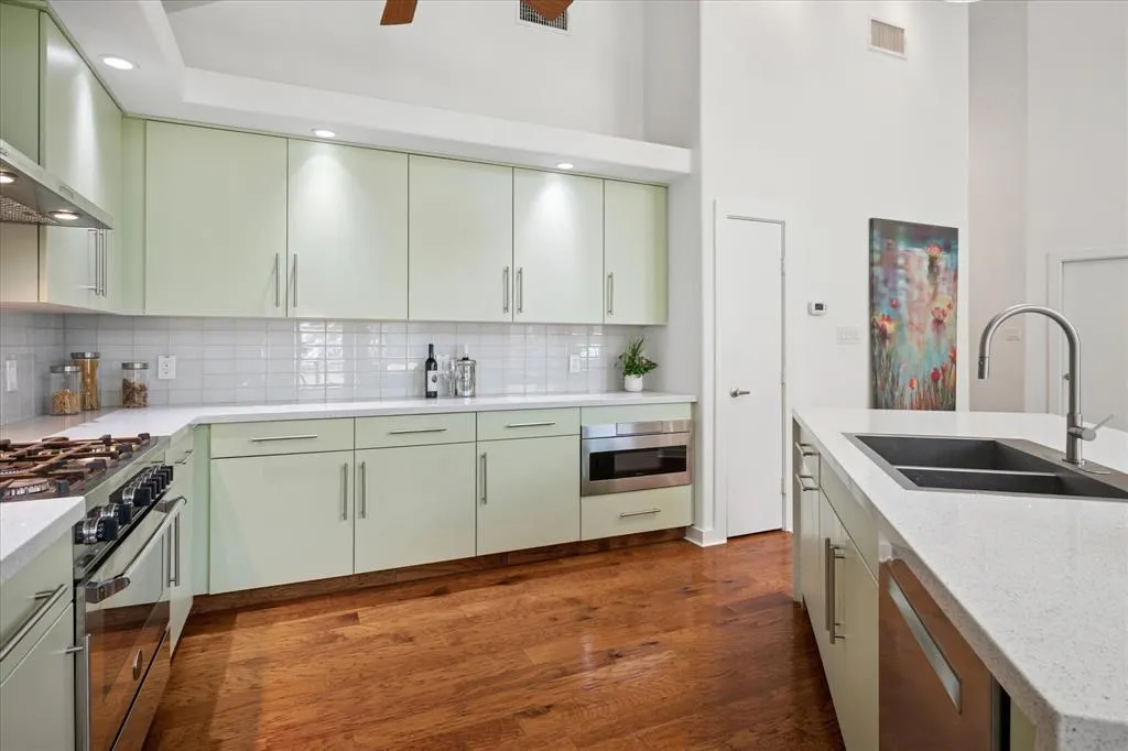 8702 San Fernando Way