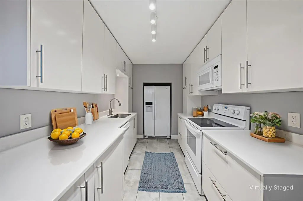 7806 Royal Lane, #123