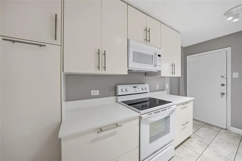 7806 Royal Lane, #123